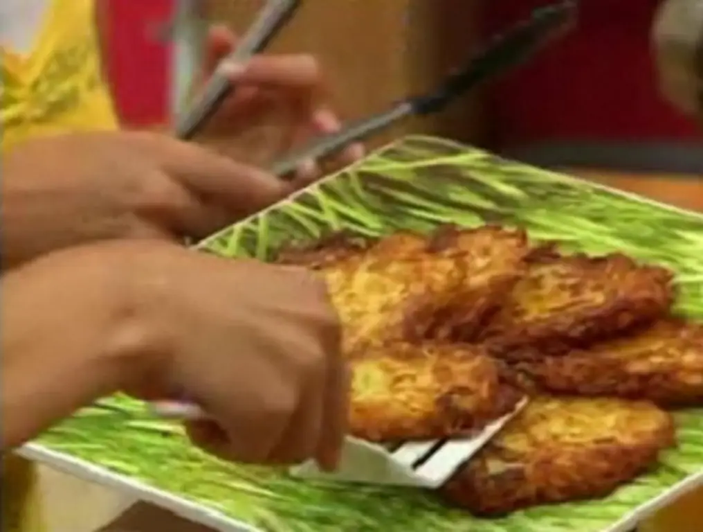 Картофельные оладьи с грушевым соусом