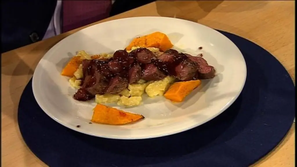 Седло оленины с домашним шпецле в соусе из красного вина (женщины)