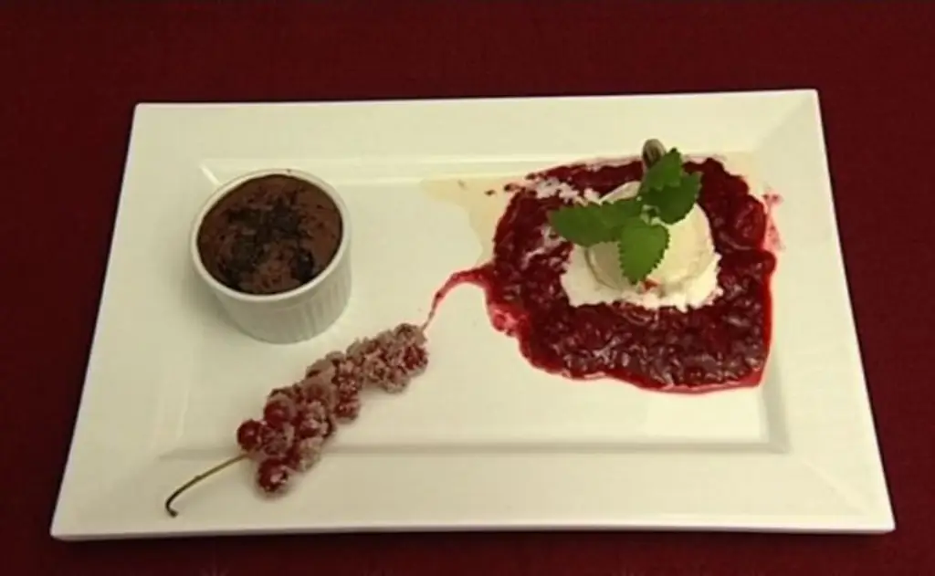 Теплый шоколадный сон с ванильным мороженым и ягодным соусом (Isabell Horn)