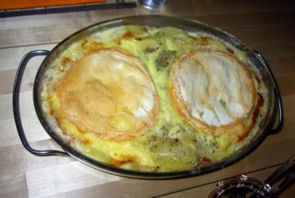 Тартифлет с рассыпчатым картофелем и цельным сыром Реблошон около 400