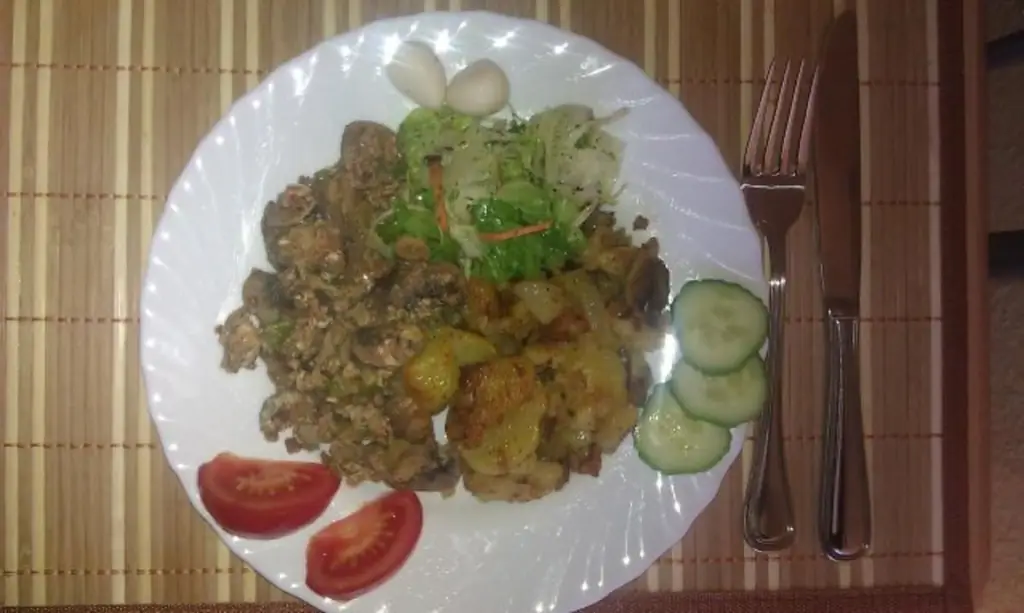 Грибы с яичницей, жареным картофелем и салатом