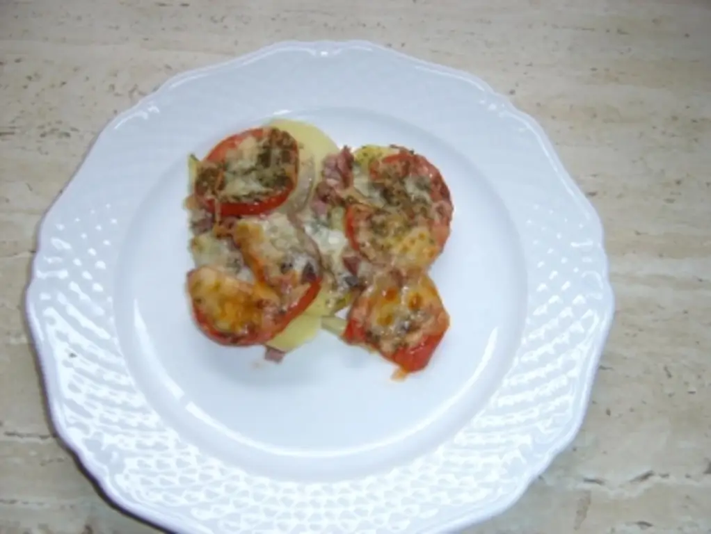 Картофельная пицца со свежим очищенным картофелем и сырокопченым беконом полосками