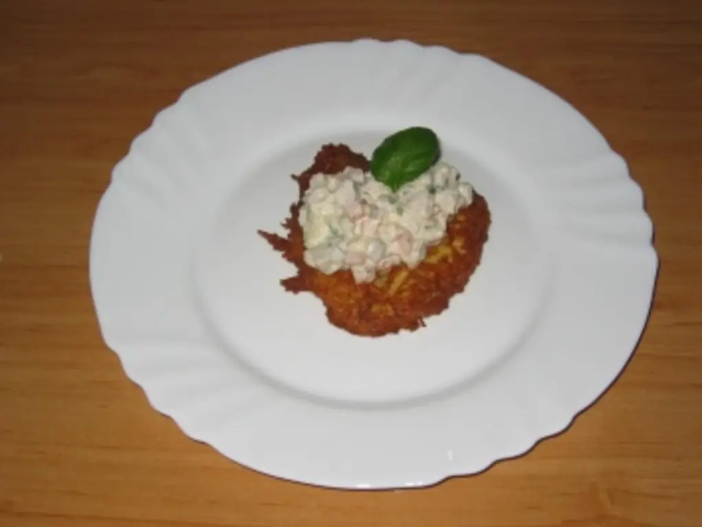 Жареный картофельный пирог с закуской из сельди