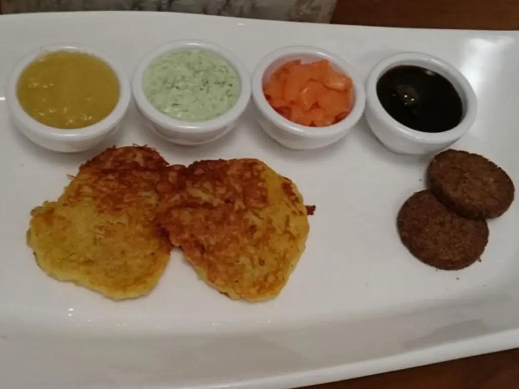 Жареный пирог со всем, что к нему подают в Дюссельдорфе