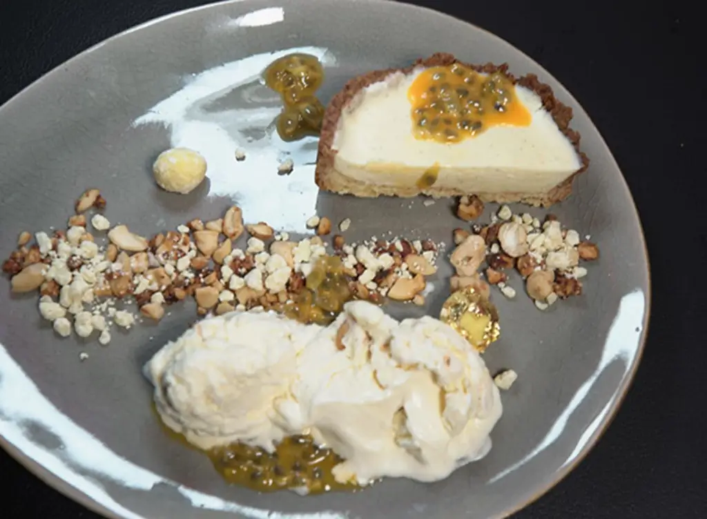 Тарт с белым шоколадом, мороженое с хрустящей корочкой из кешью и лимонным пралине