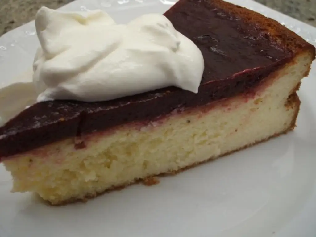 Выпечка: Бездонный творожный пирог, покрытый сливами