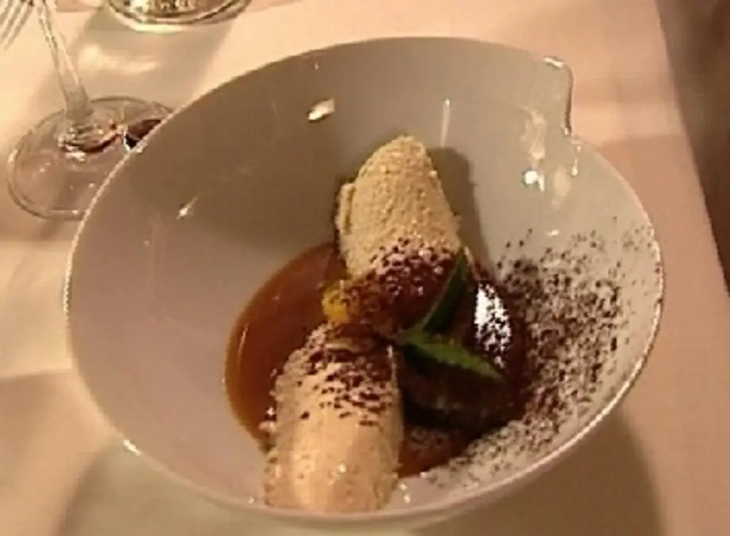 Пряничный мусс на карамельном соусе