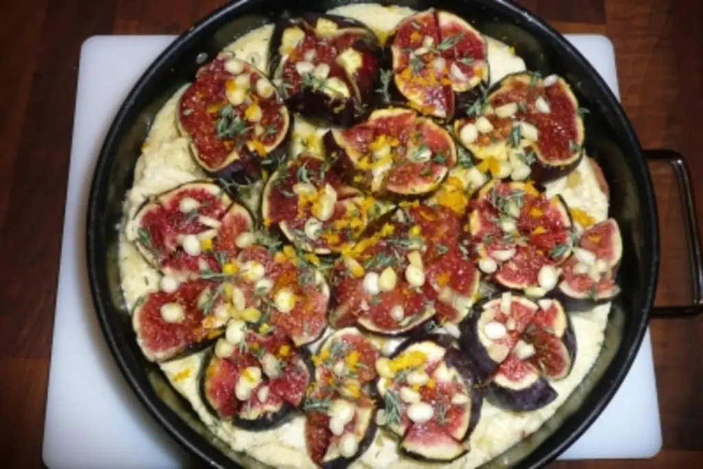 Миндальный пирог с инжиром