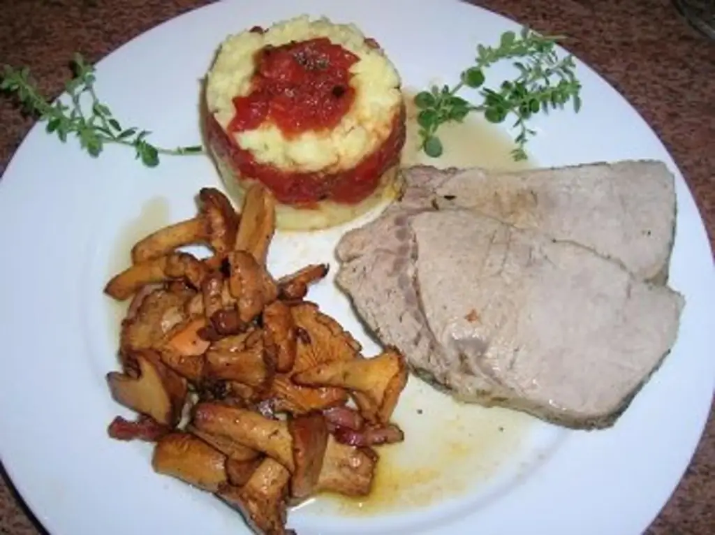 Седло телятины, нежно приготовленное, с помидорами