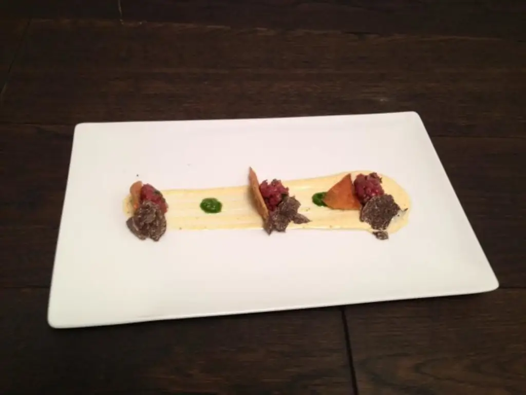 Тартар из говядины с соусом из трюфельных яиц и трюфелем