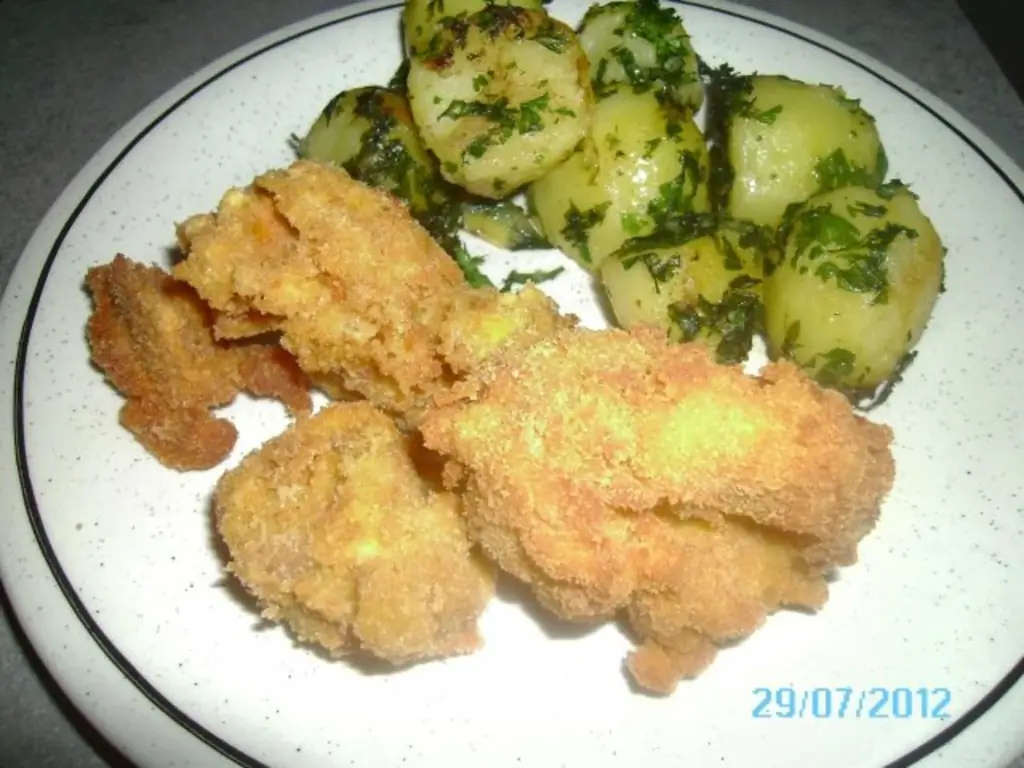 Белые грибы в панировке с картофелем с петрушкой