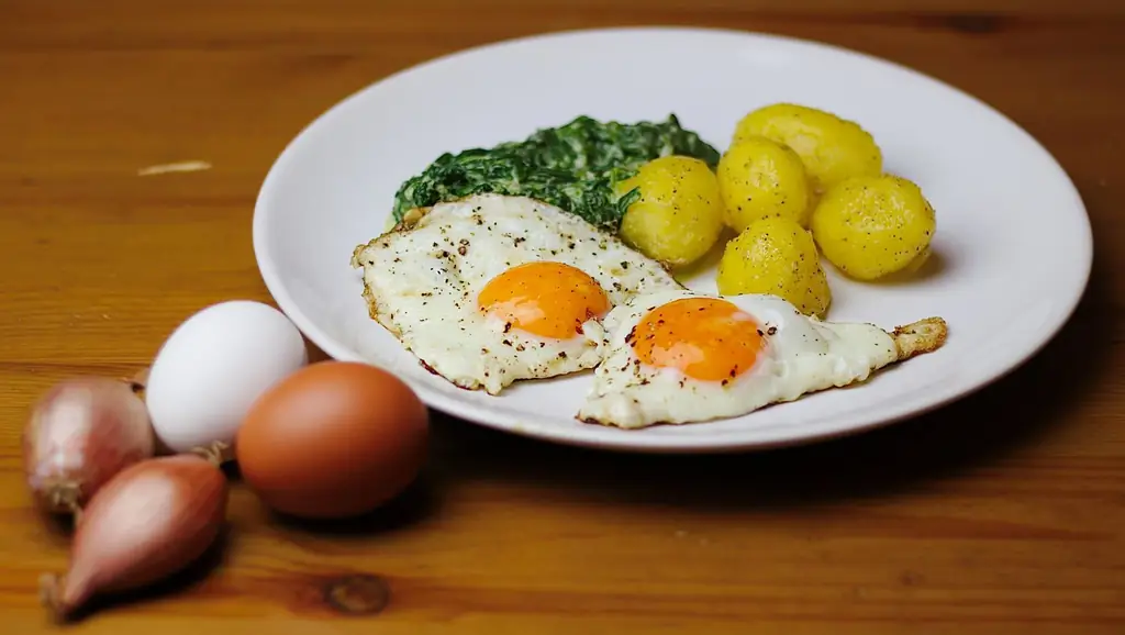 Яичница со шпинатом со сливками & Картофель отварной