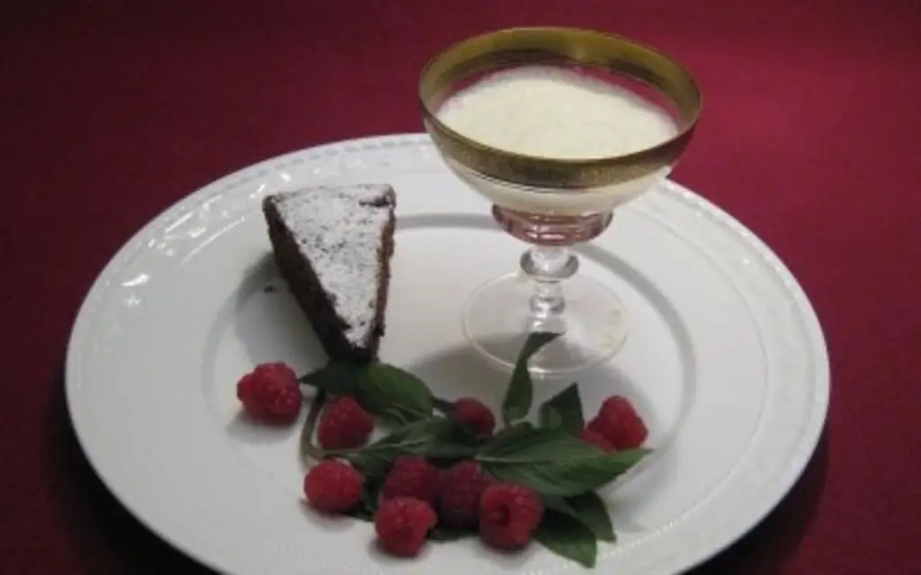 Сабайонн с малиновым соусом на шоколадном торте