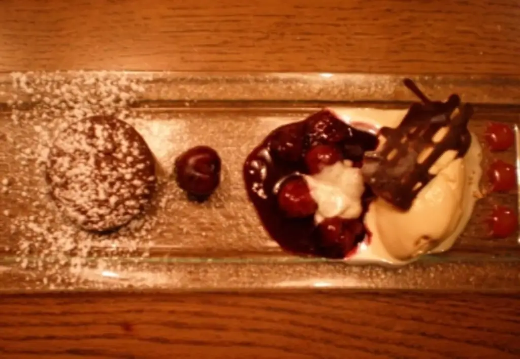 Мороженое из белой нуги на шоколадной запеканке с пряной вишней