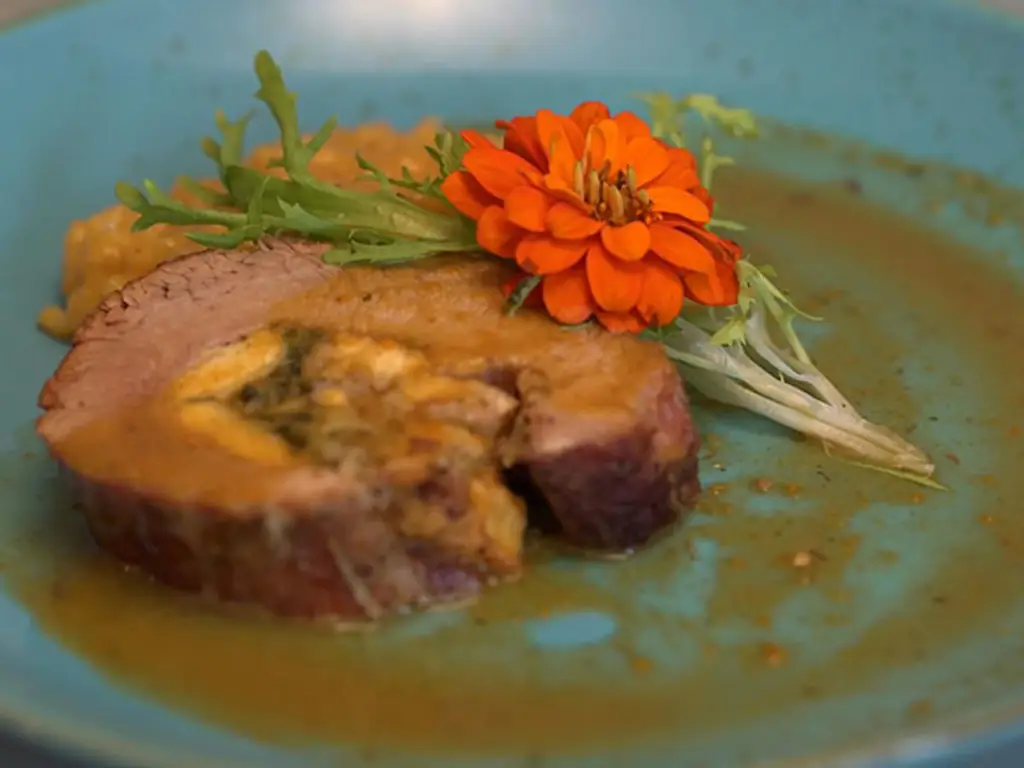 Тушеная телячья грудка с фриттатой и соусом из репы, с ризотто с шафраном