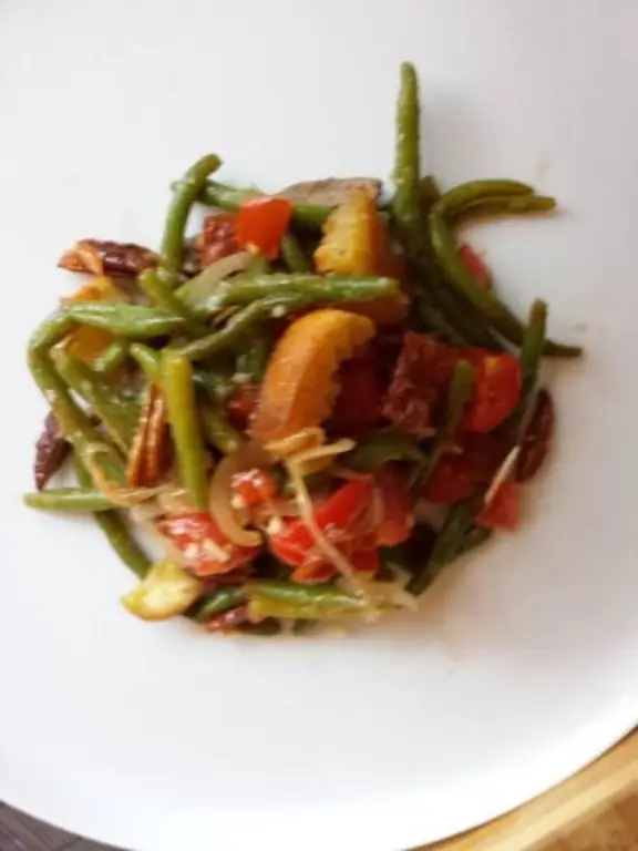 Салат из фасоли с помидорами и полосками из говяжьего филе