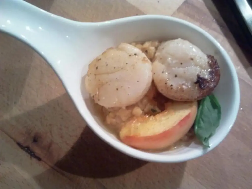 Гребешки на персиковом салате из чечевицы