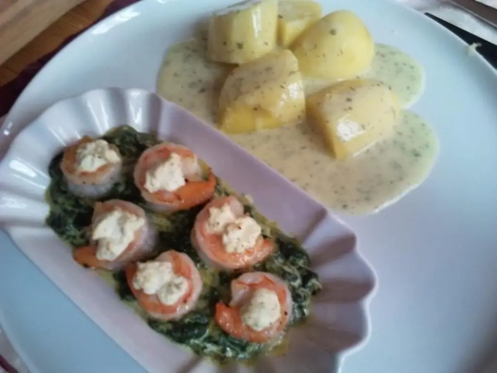 Гамбас в панировке со шпинатом и зеленью