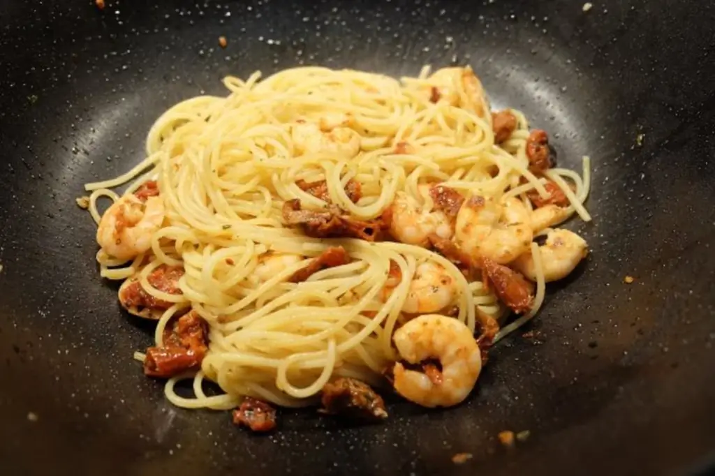 Сковорода с креветочной лапшой и маринованными помидорами