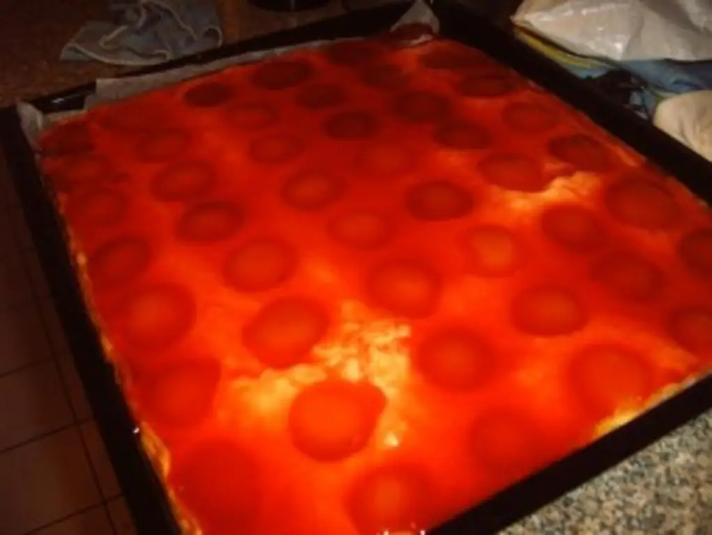 Жареный яичный пирог с клубничной глазурью