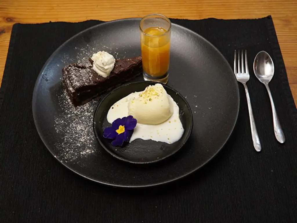 Грязевой пирог Миссисипи и карибский кокосовый шарик встречаются с андалузским апельсином