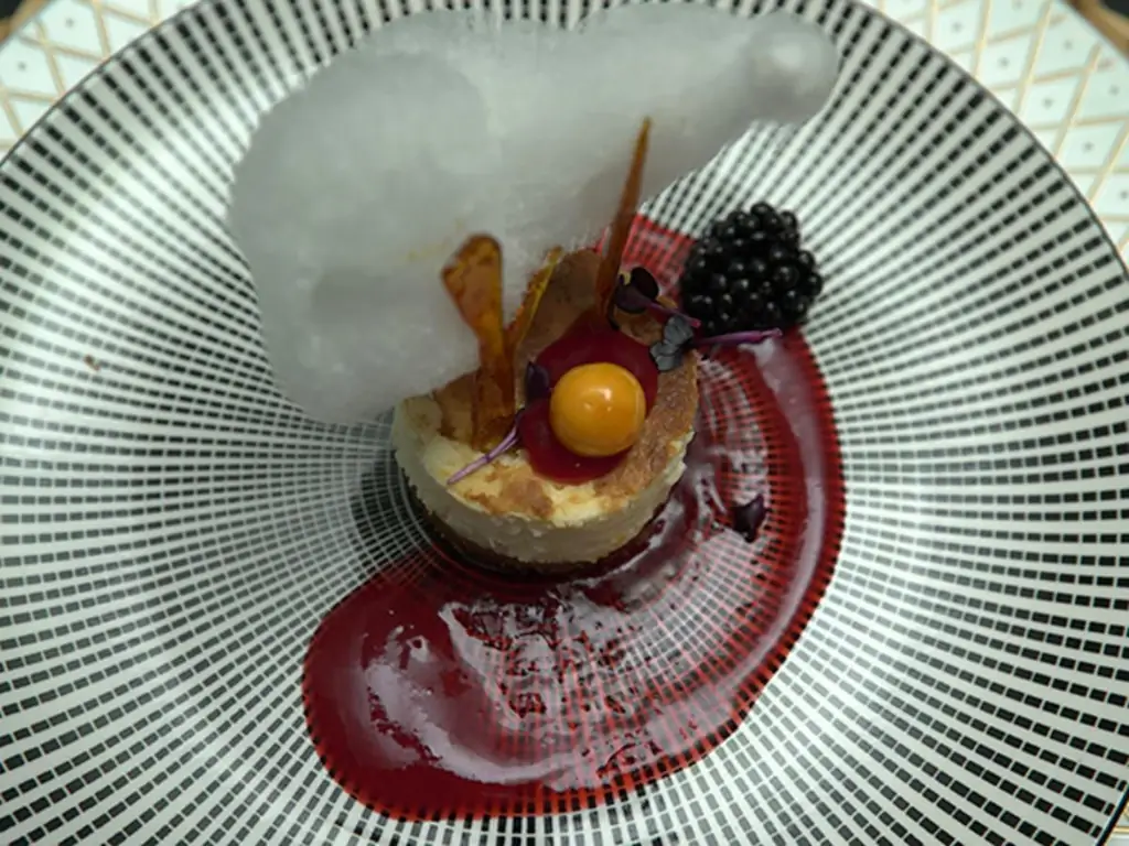 Воздушный десертный рай в Нью-Йорке в малиновый прилив