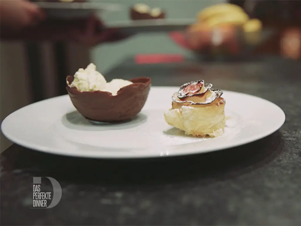 Мороженое из бобов тонка, подается в шоколадной оболочке со слоеным тестом