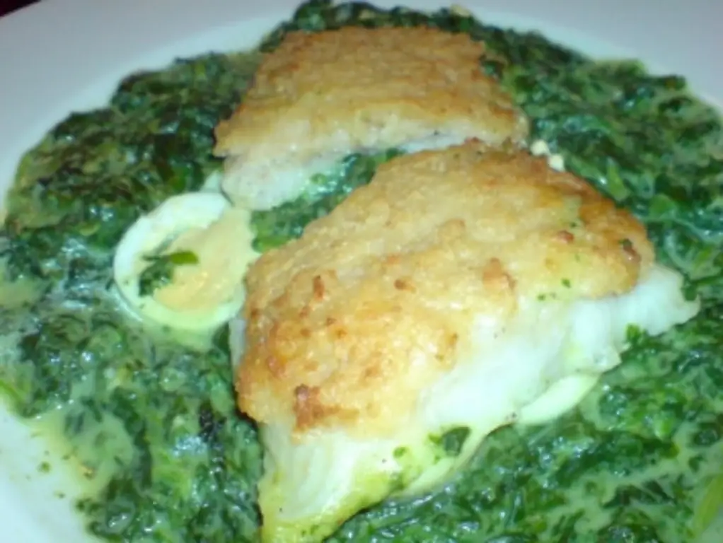 Филе пангасиуса с корочкой из пармезана на подушке из шпината