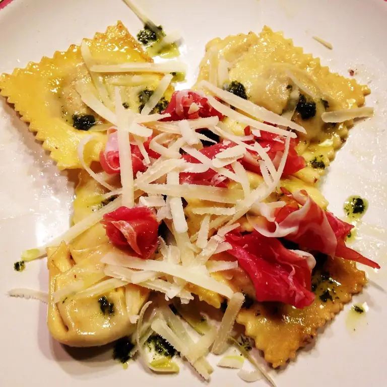 Равиоли с грибами, грана падано и пармской ветчиной