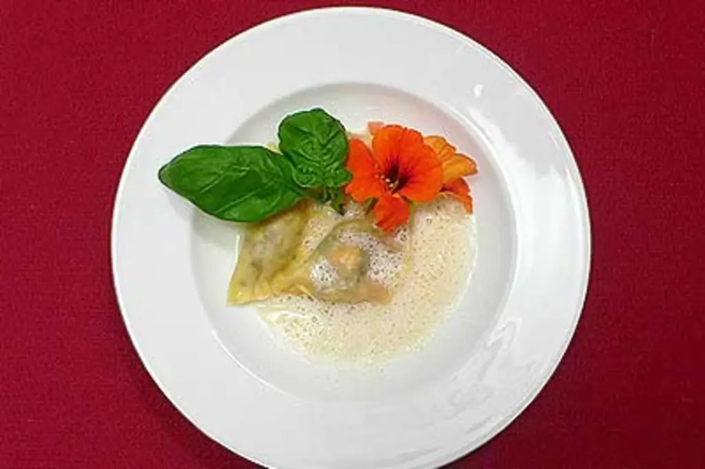 Равиоли ручной работы с раками и соусом из шампанского