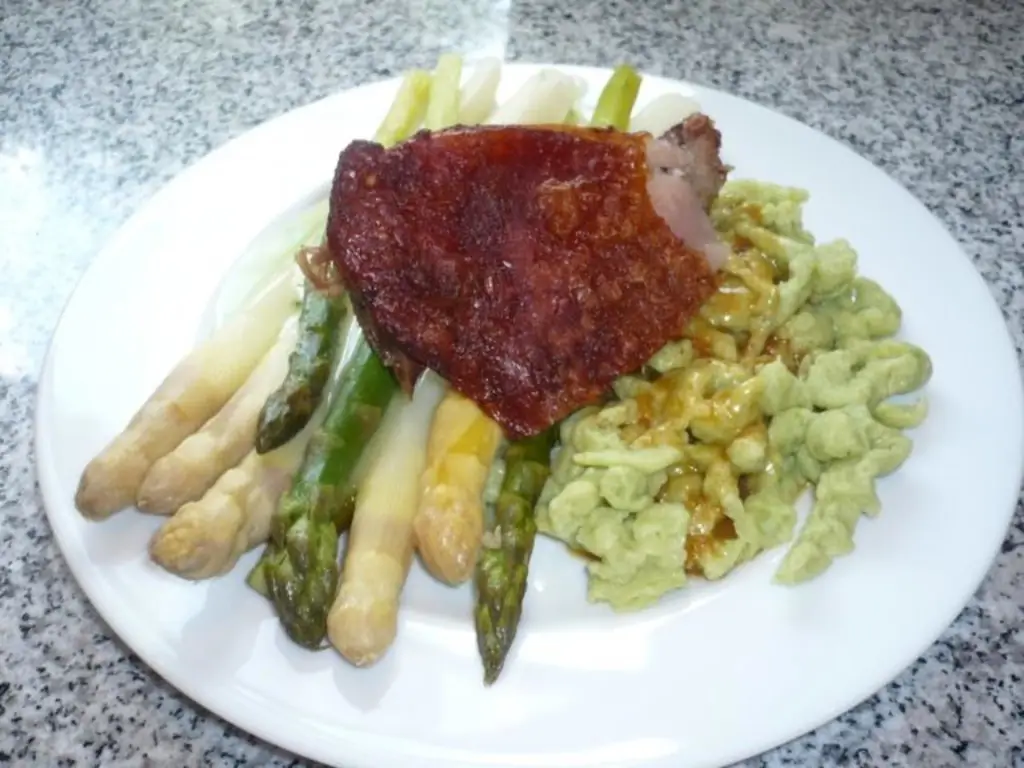 Ножки индейки с черемшей, спаржей и соусом из трав