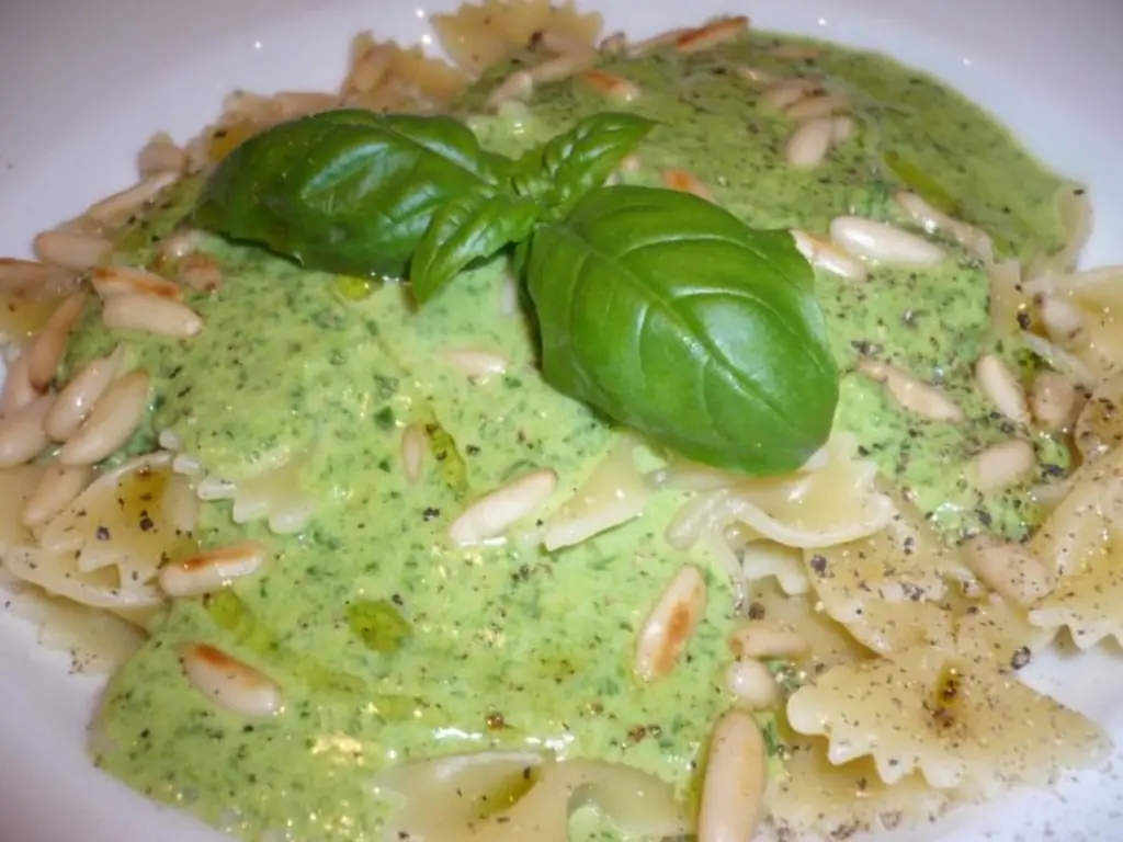 Фарфале с кремом из трав и кедровыми орешками