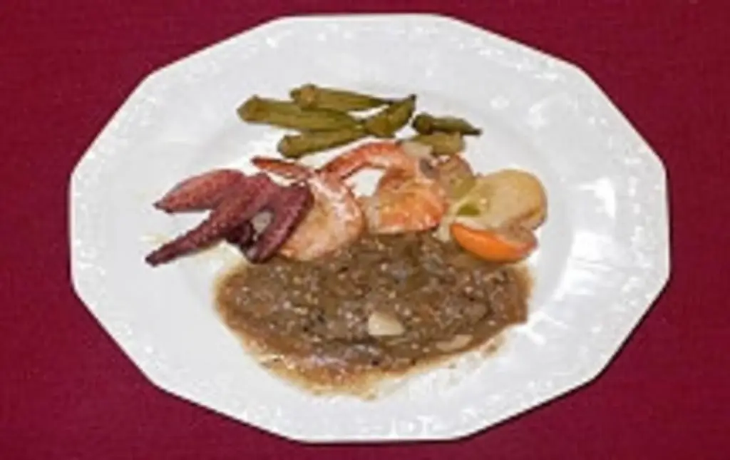 Tris di mare - сепия, гребешки и королевские креветки на муссе из баклажанов