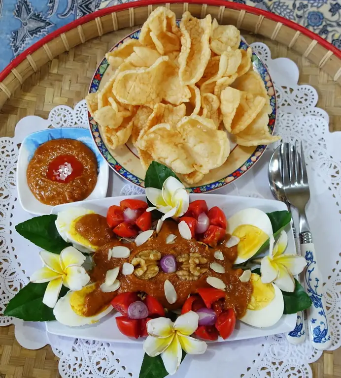 Яйца по-баладо с ростками мунго и арахисовым самбалом