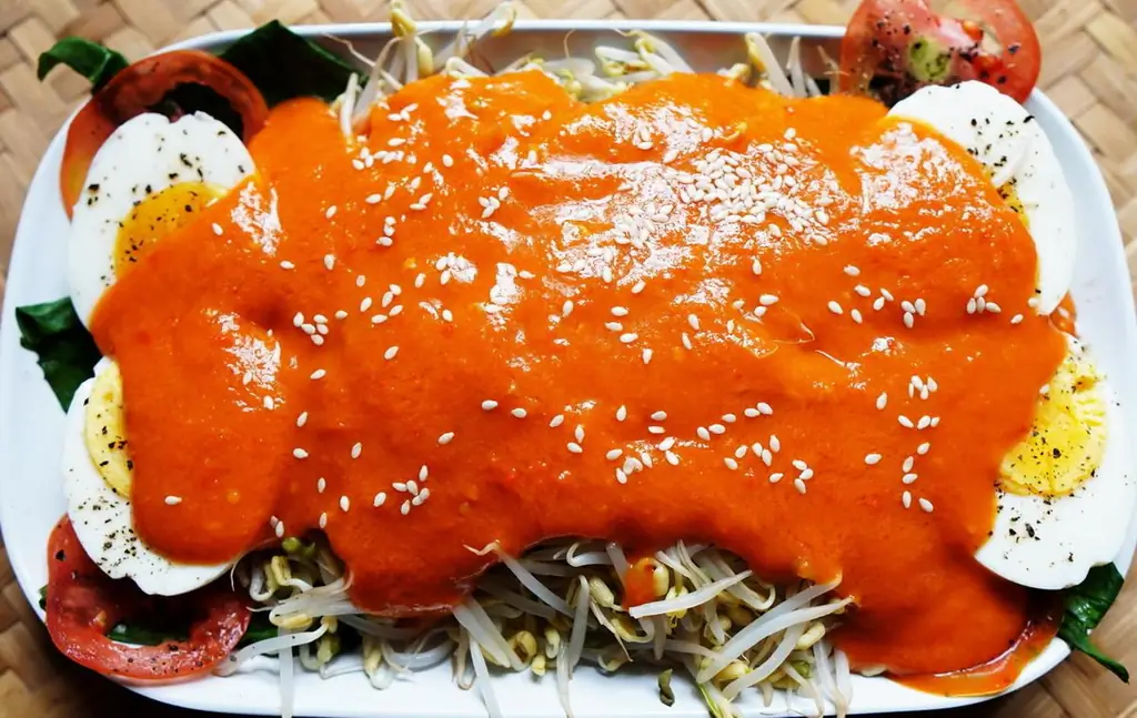 Яйца вкрутую с ростками мунго и острым самбалом