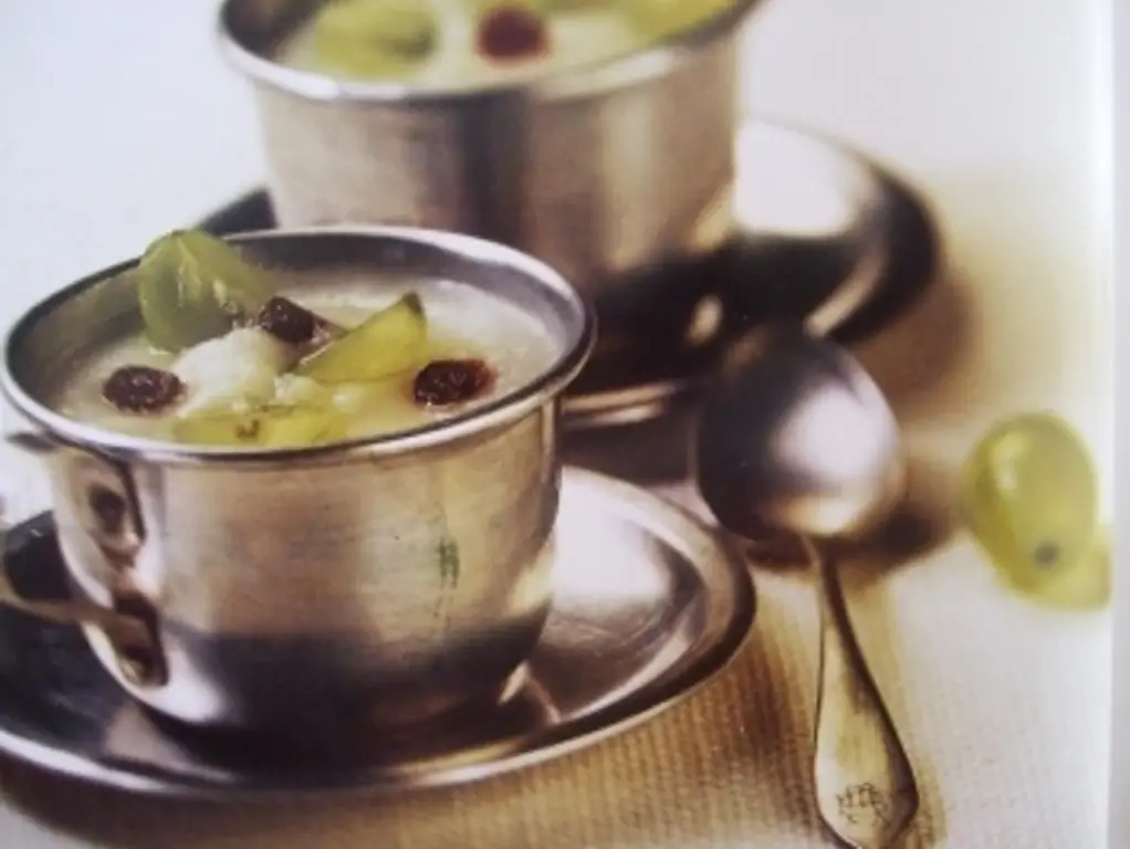 Белый чесночный суп с виноградом