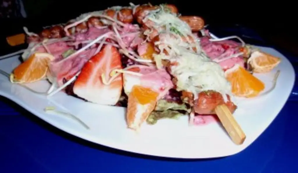 Фруктовый весенний салат с сосисками на шпажках и малиновой заправкой