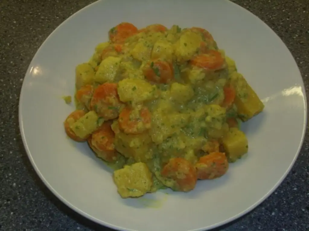 Подземные овощи в соусе карри