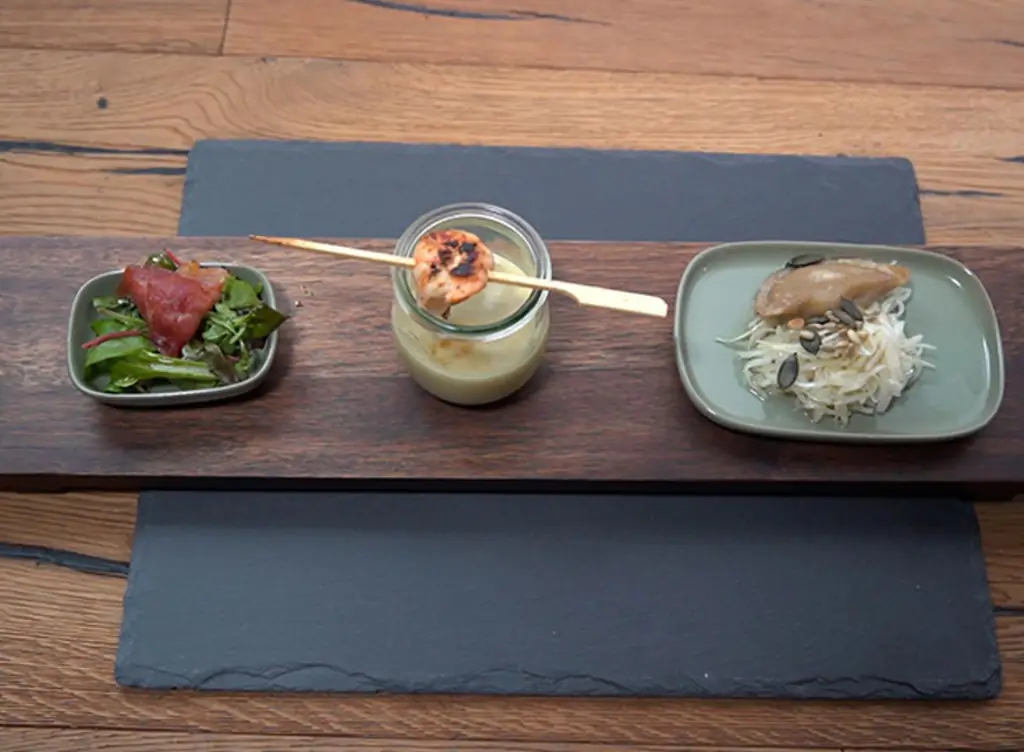 Шлуцкрапфен на салате из капусты, моцарелле и картофельном супе с креветками