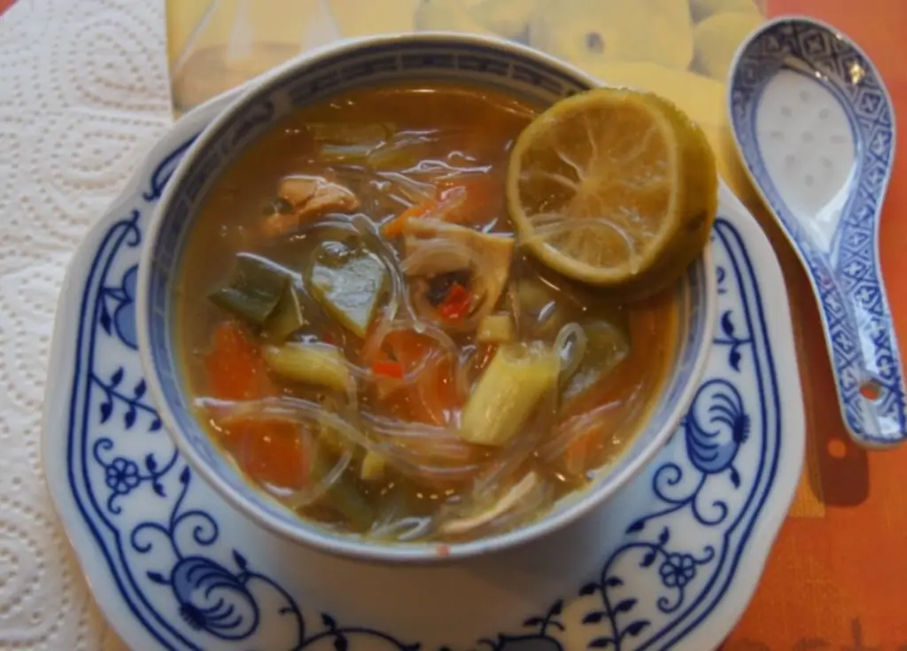 Суп на кокосовом молоке с индейкой, овощами и стеклянной лапшой