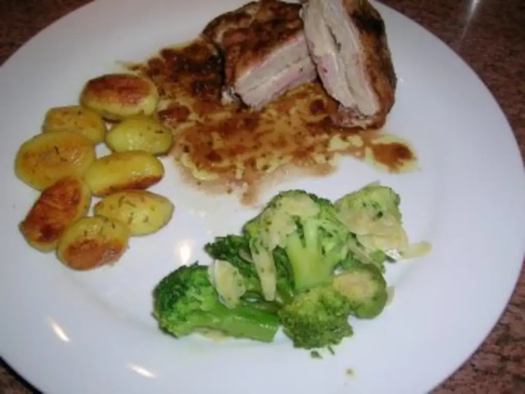 Стейки из свинины с моцареллой из буйволиного молока на картофеле с розмарином и брокколи с миндалем