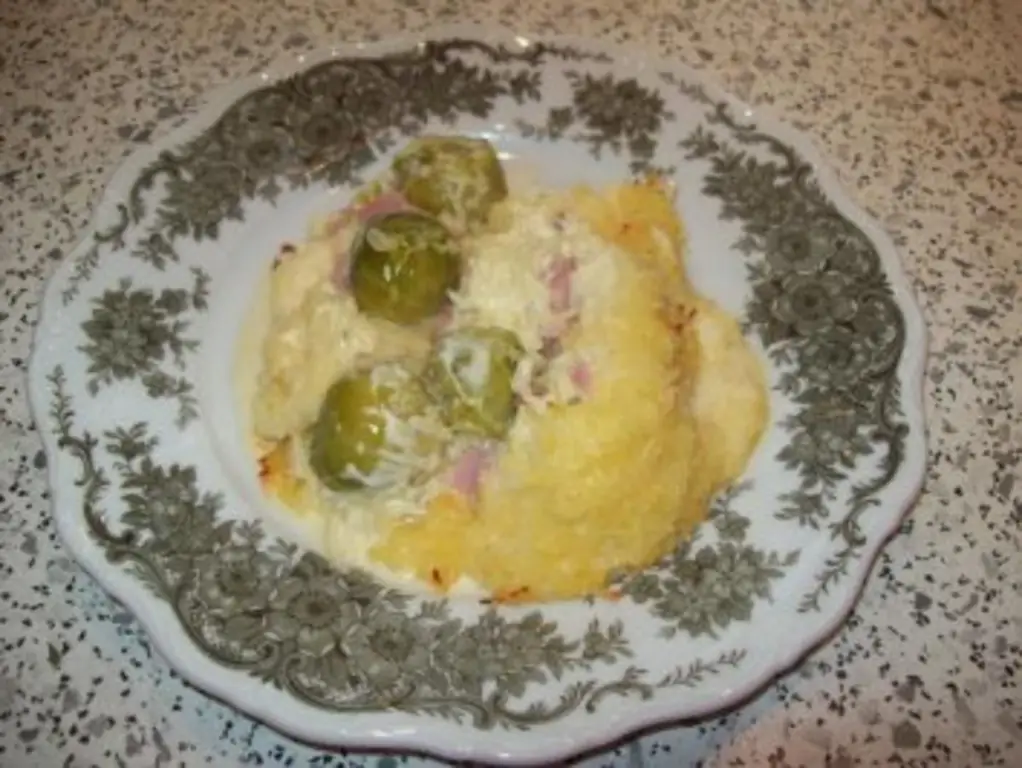 Запеканка с брюссельской капустой и луком