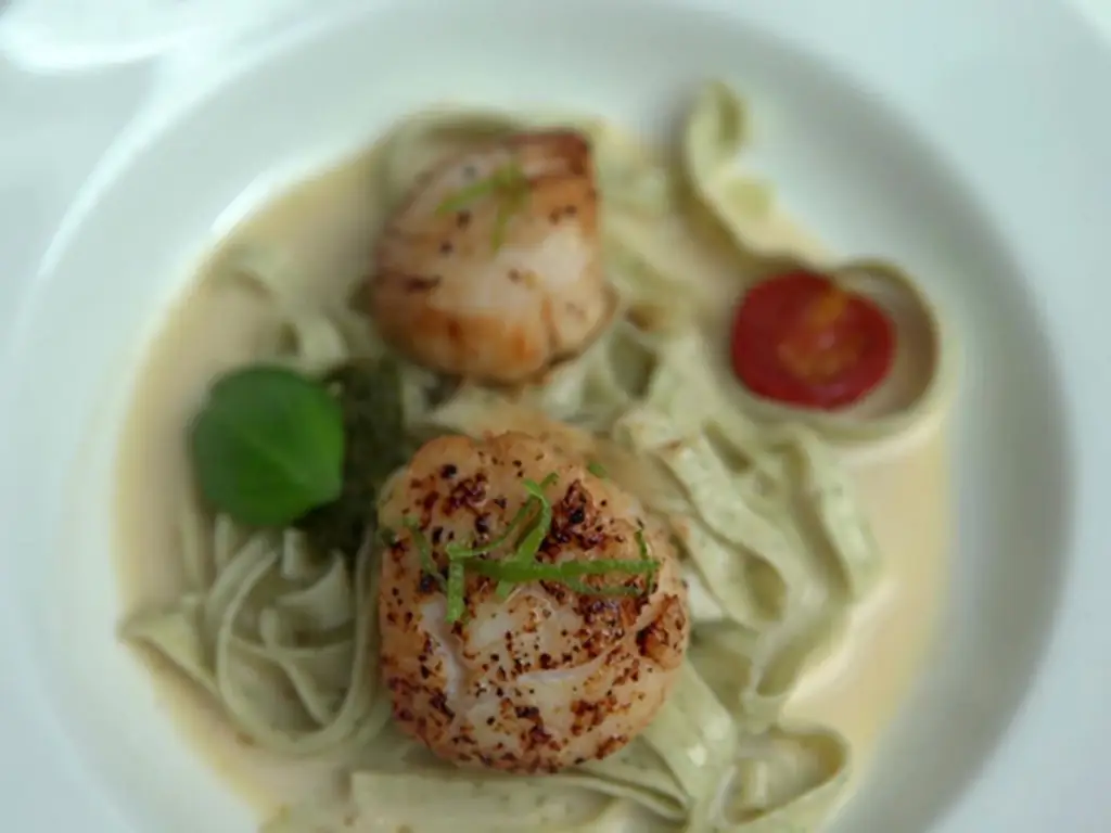 Гребешки с домашними феттучини на соусе Рислинг