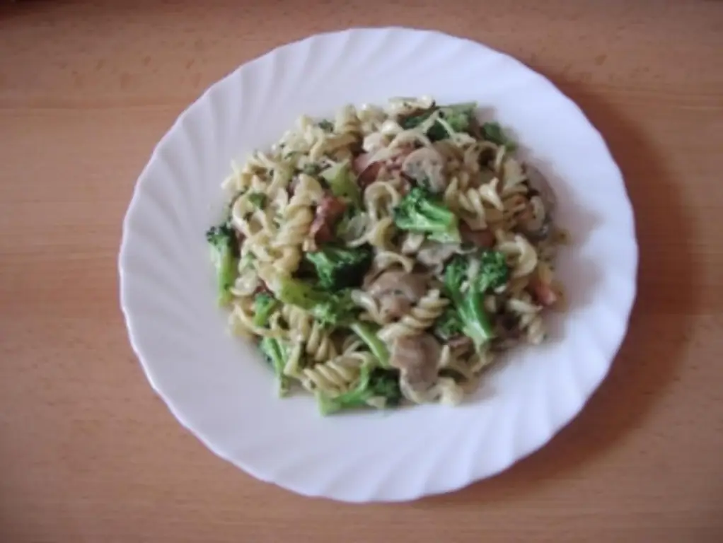 Спиральная паста с брокколи и ветчиной