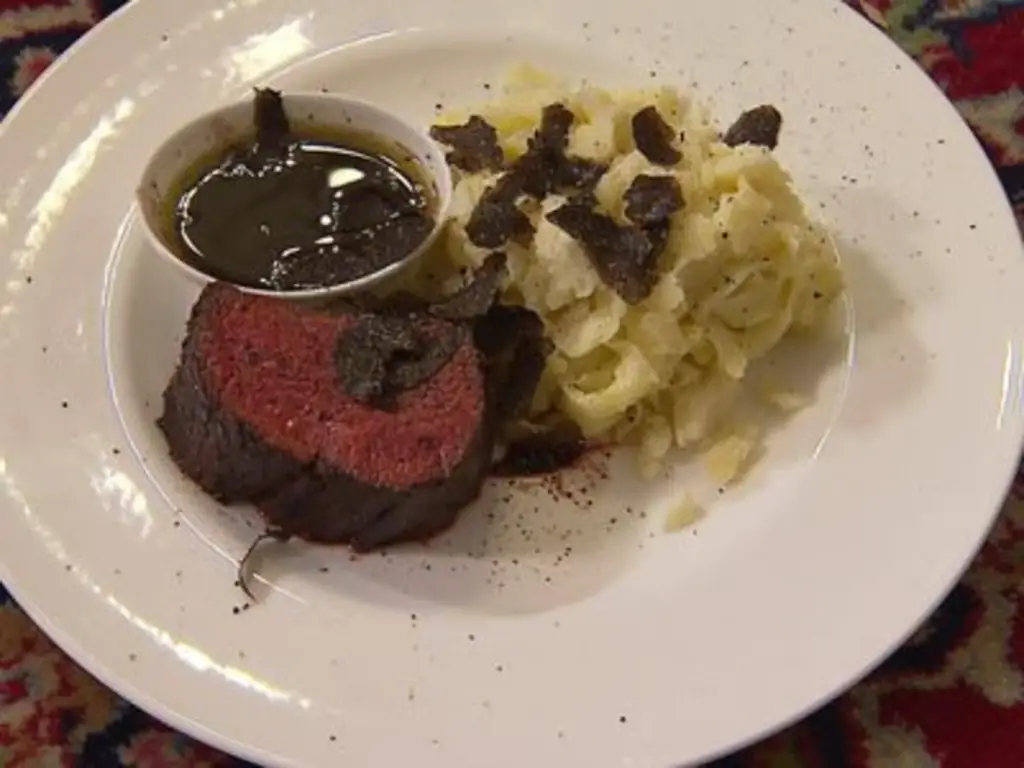 Chateaubriand из пасты ручной работы, подается в Parmigiano Reggiano (Daniela Michalski)