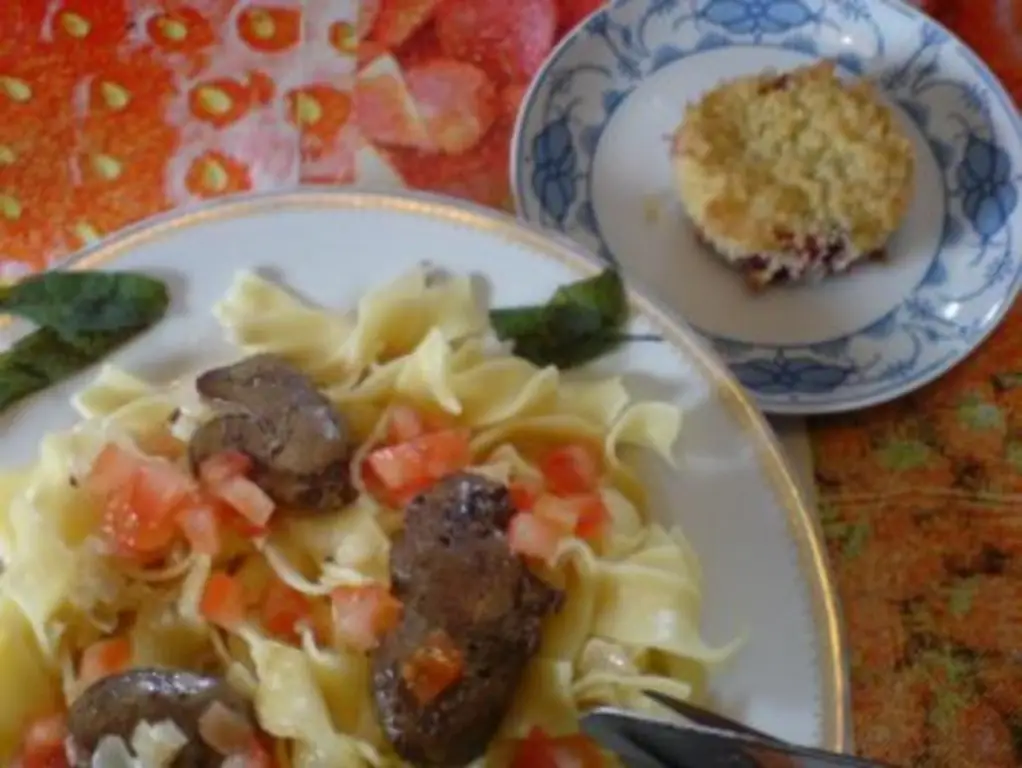 Тальятелле в сливочном соусе с куриной печенью