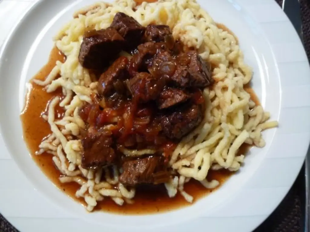 Гуляш с жареным говяжьим соком и луком