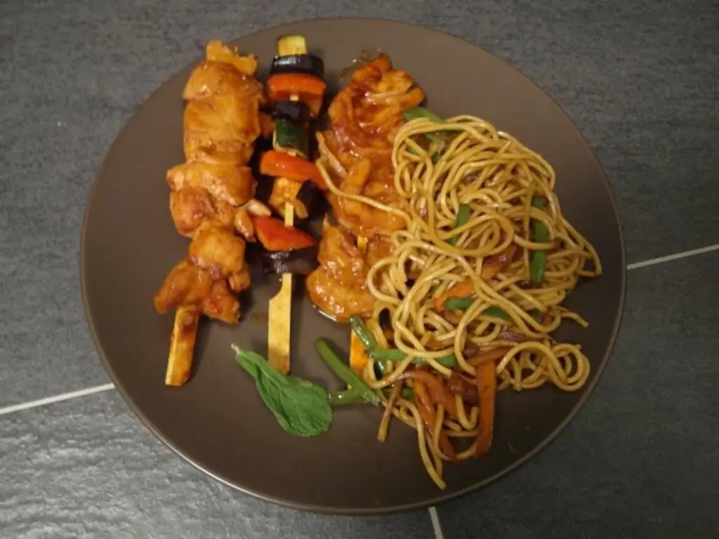 Филиппинские панциты с шашлыками и карри