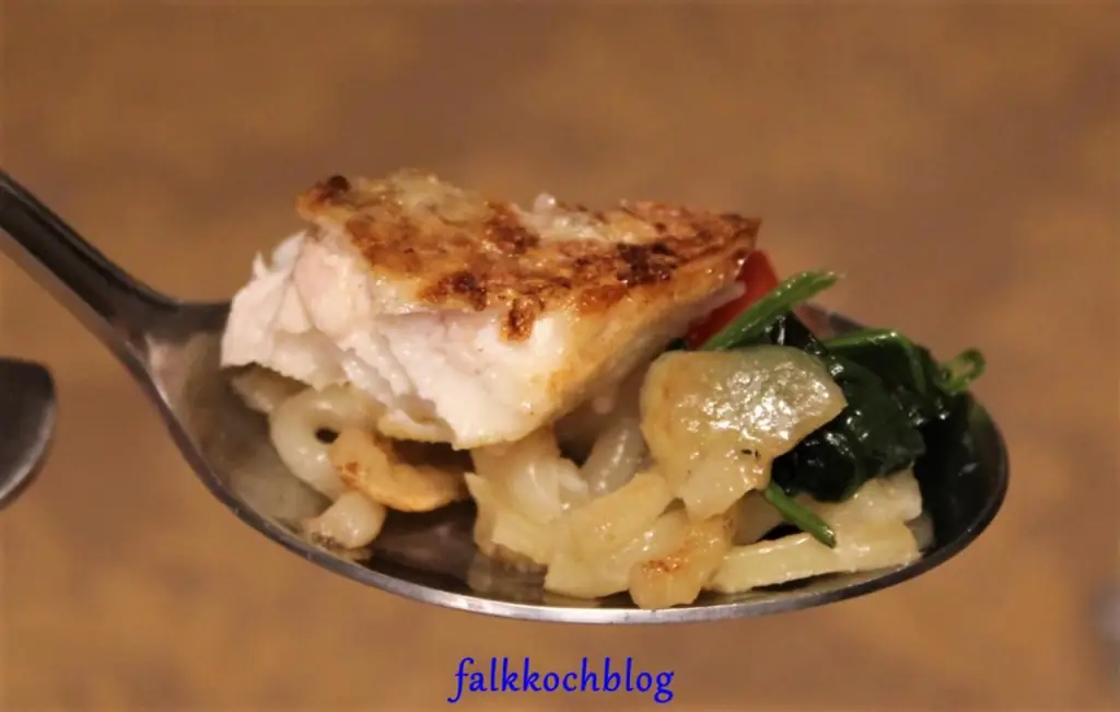 Шпинат. макароны. филе морского леща