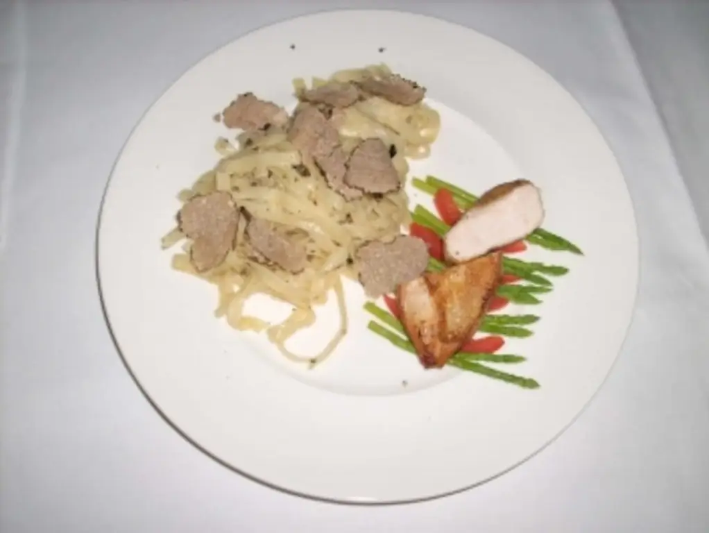 Тальятелле с куриной грудкой, черным трюфелем и зеленой спаржей